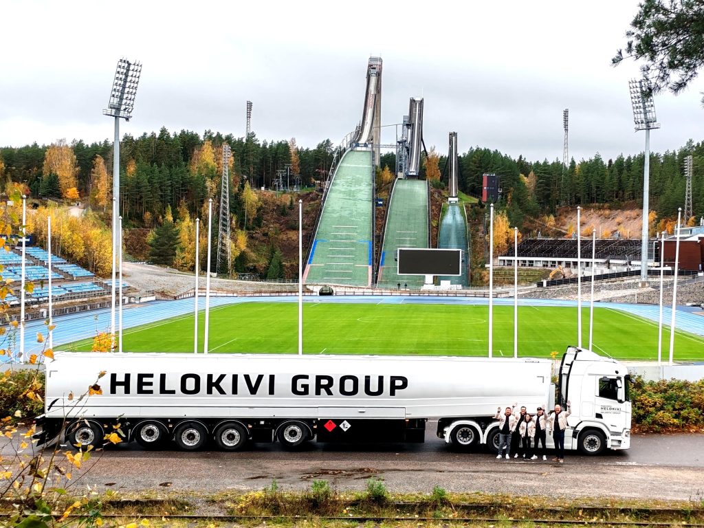 Säiliöauto hyppyrimäkien edustalla.