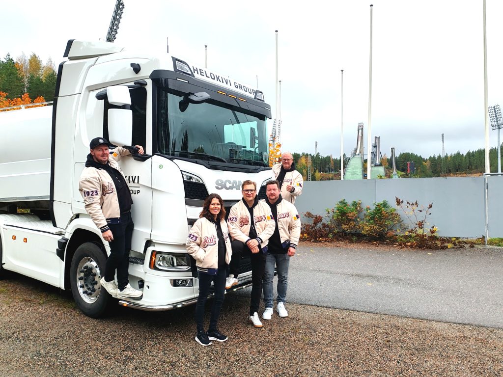 Henkilöt säiliörekan edustalla